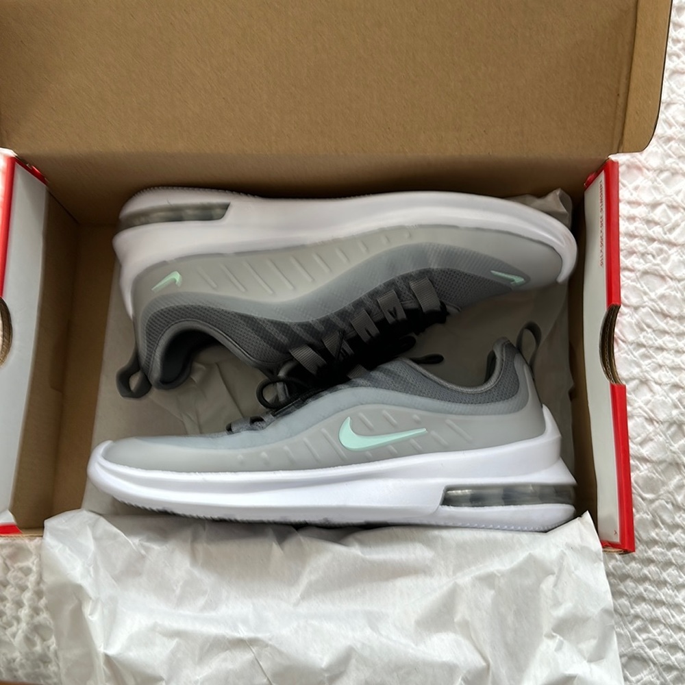 NIB Nike Women’s Air Max Axis